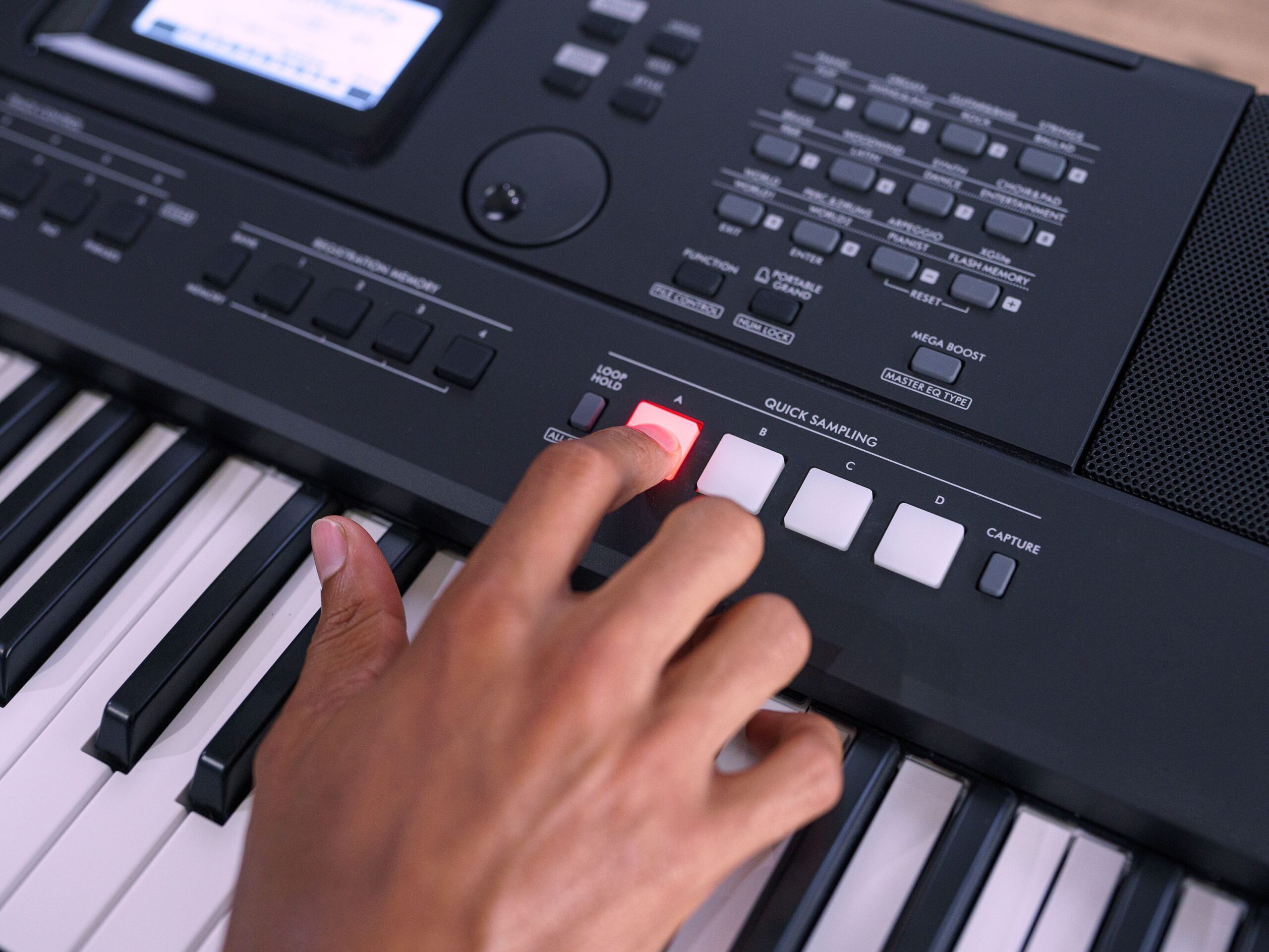 Yamaha PSR-E473 tastiera 61 tasti sensibili con campionatore