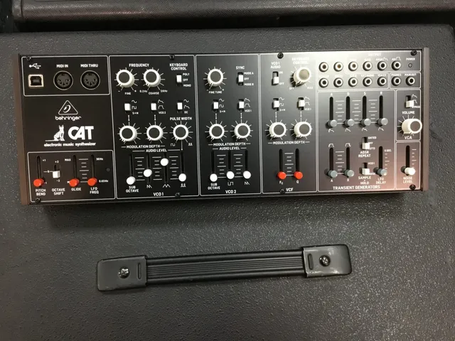 Behringer Cat sintetizzatore analogico duofonico