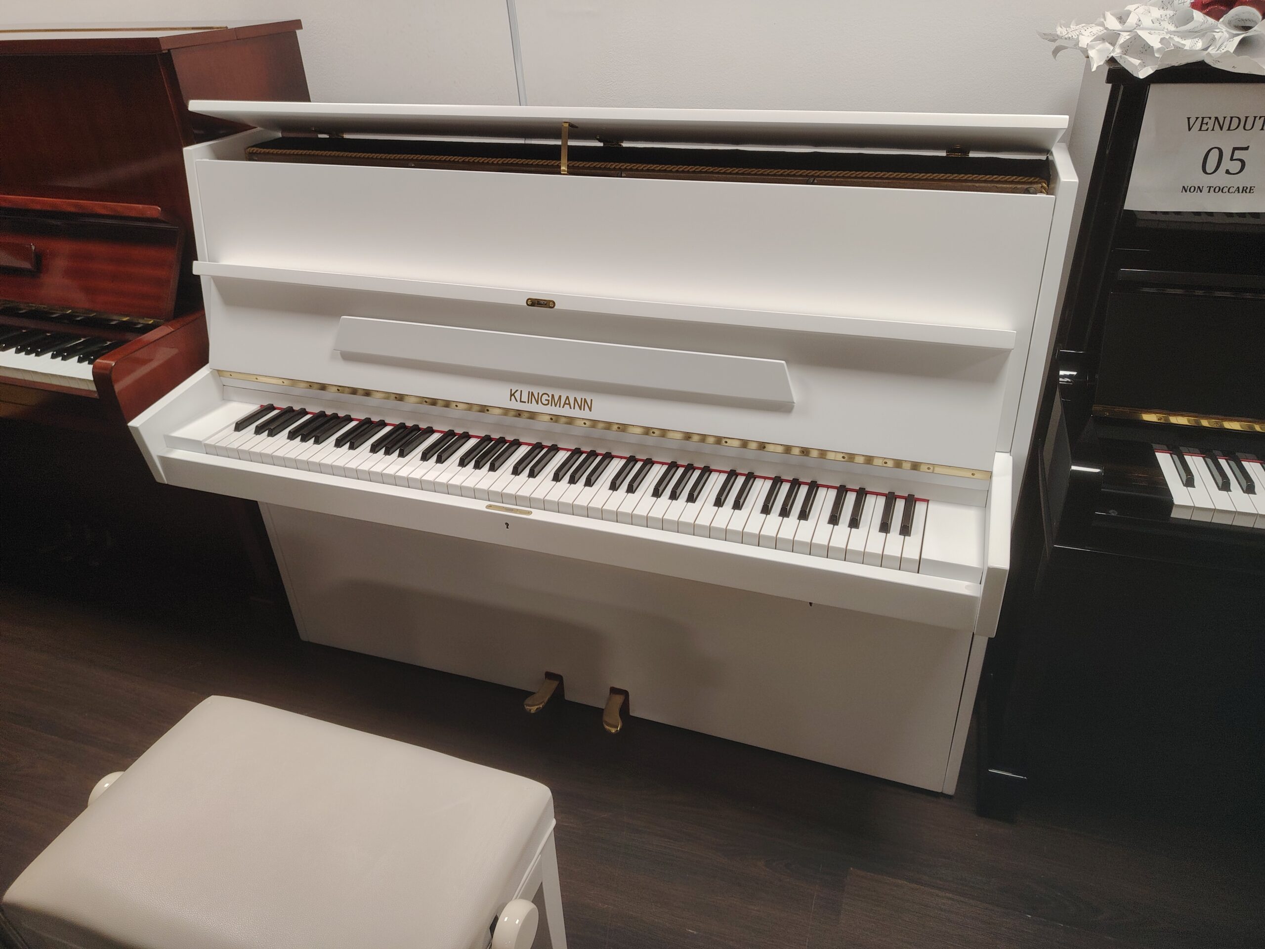 Pearl River 110 Pianoforte verticale acustico bianco