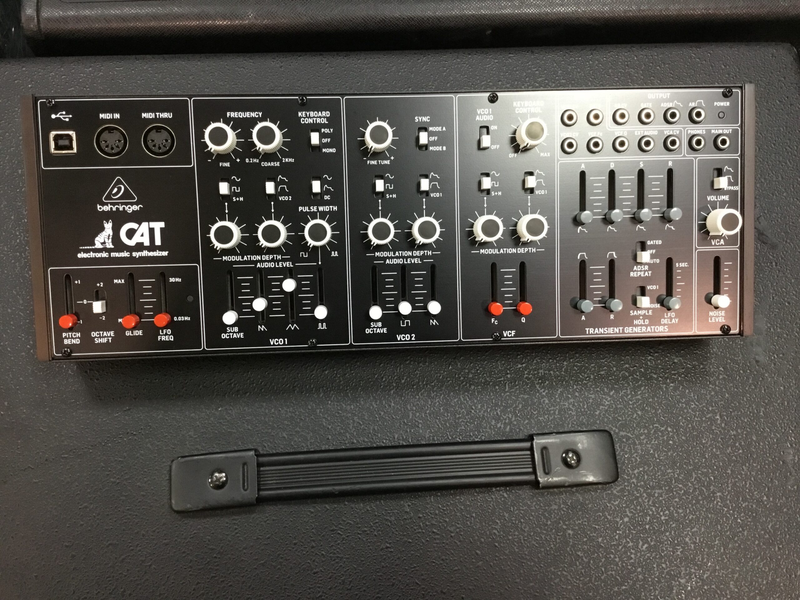 Behringer Cat sintetizzatore analogico duofonico