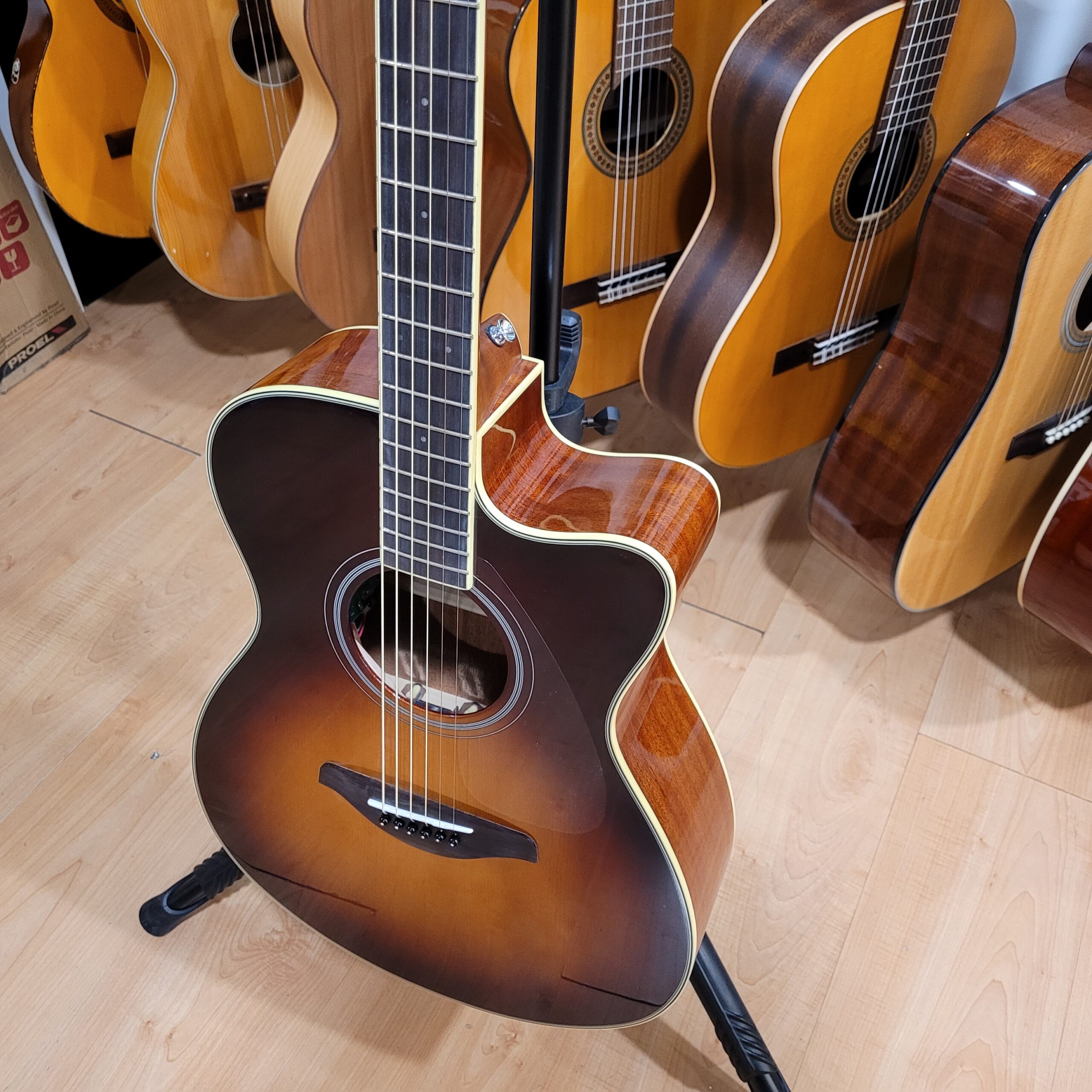 Yamaha FSC-TA Chitarra Folk Brown Sunburst TransAcoustic