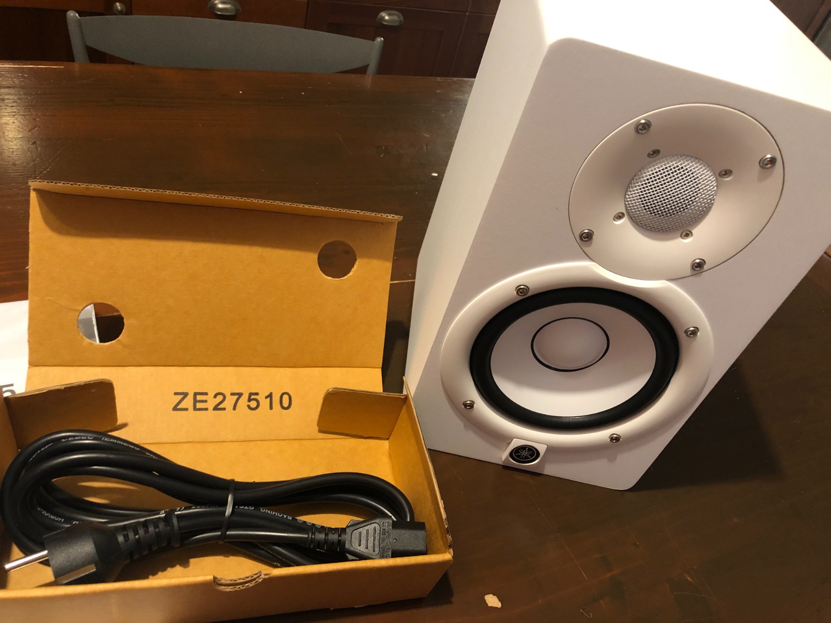 Yamaha HS5 monitor studio amplificato bianco 5" singolo
