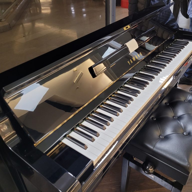 Yamaha U30 pianoforte verticale nero lucido ricondizionato