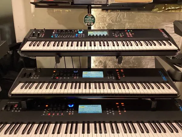 Yamaha MODX7 sintetizzatore 76 tasti usato con motori AWM2 FM-X