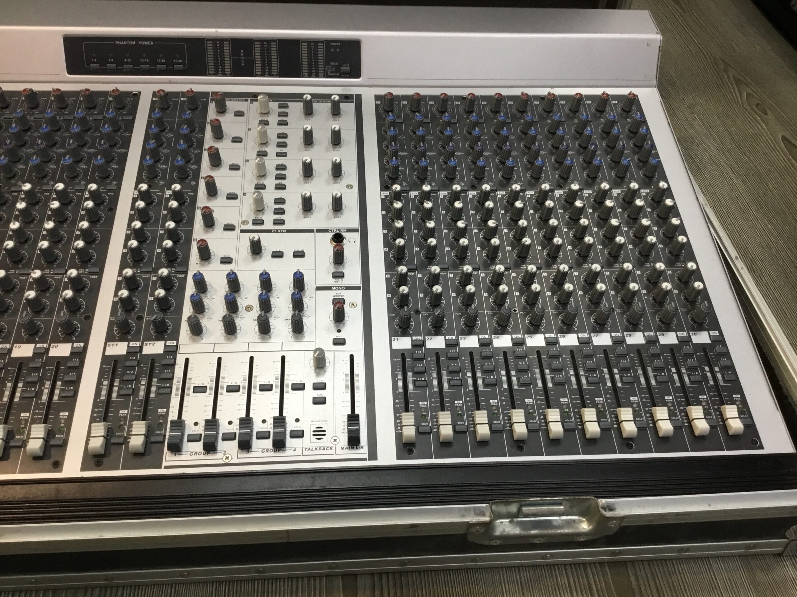 Phonic MR 4243 mixer analogico con flightcase