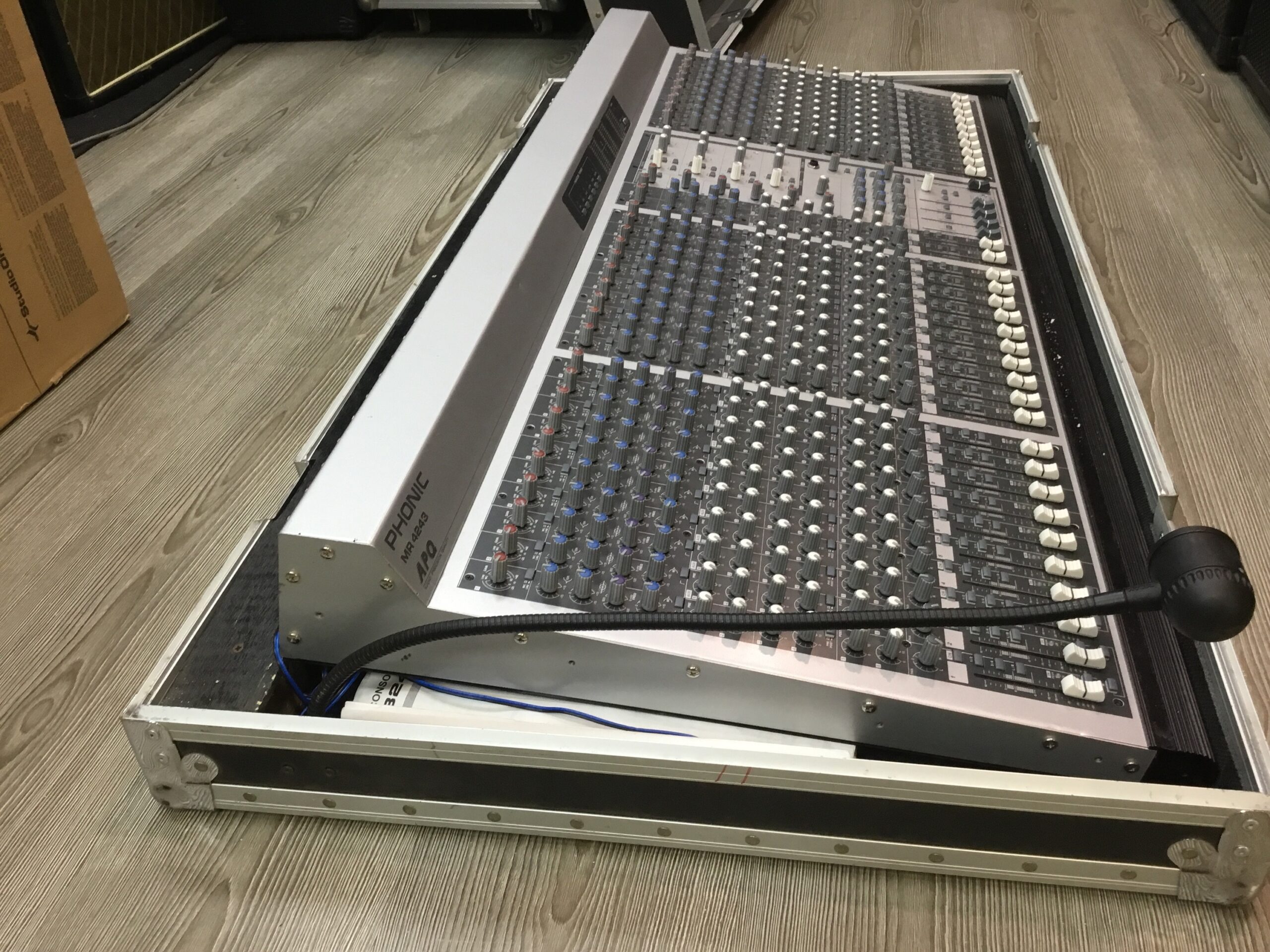 Phonic MR 4243 mixer analogico con flightcase