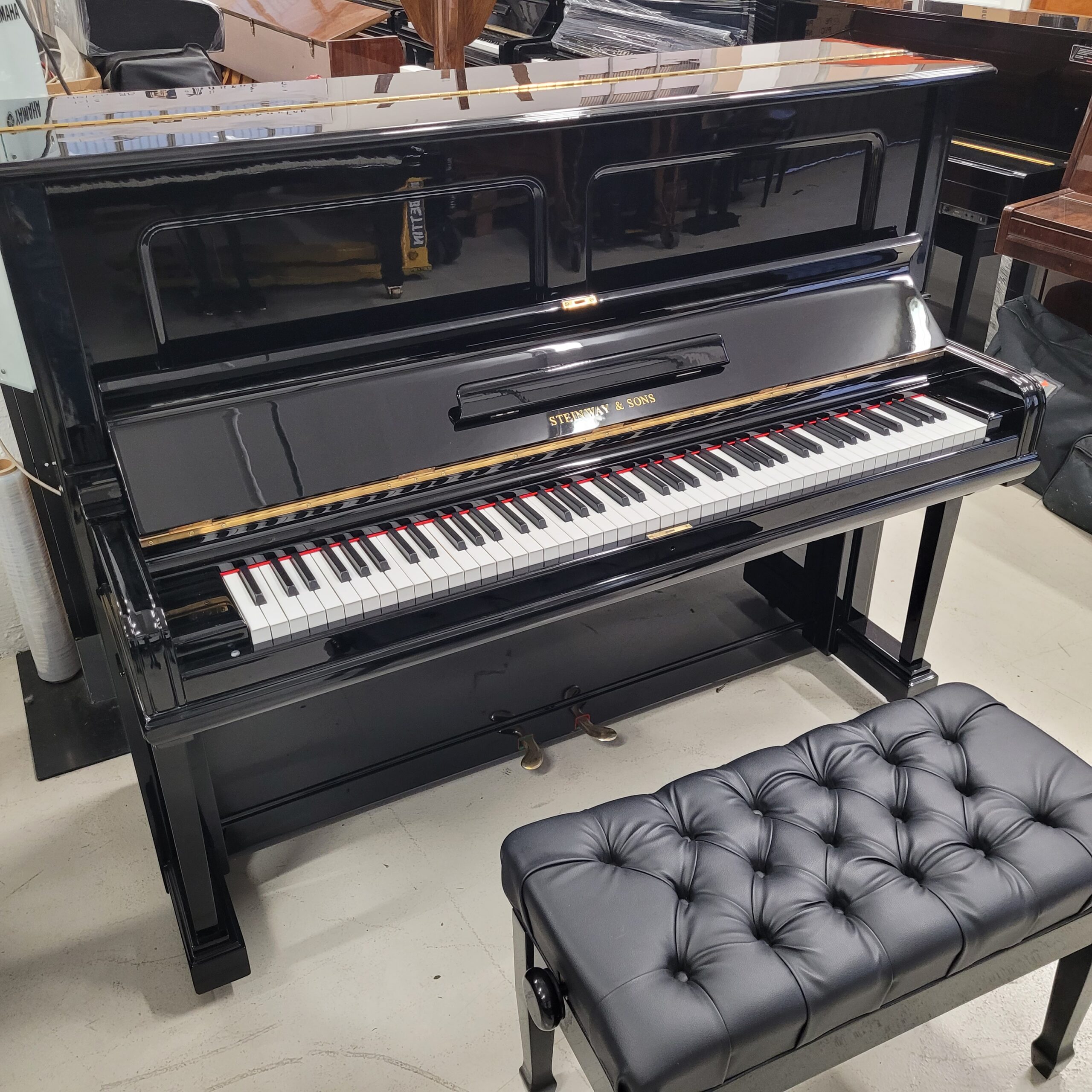 Steinway & Sons V125 pianoforte verticale