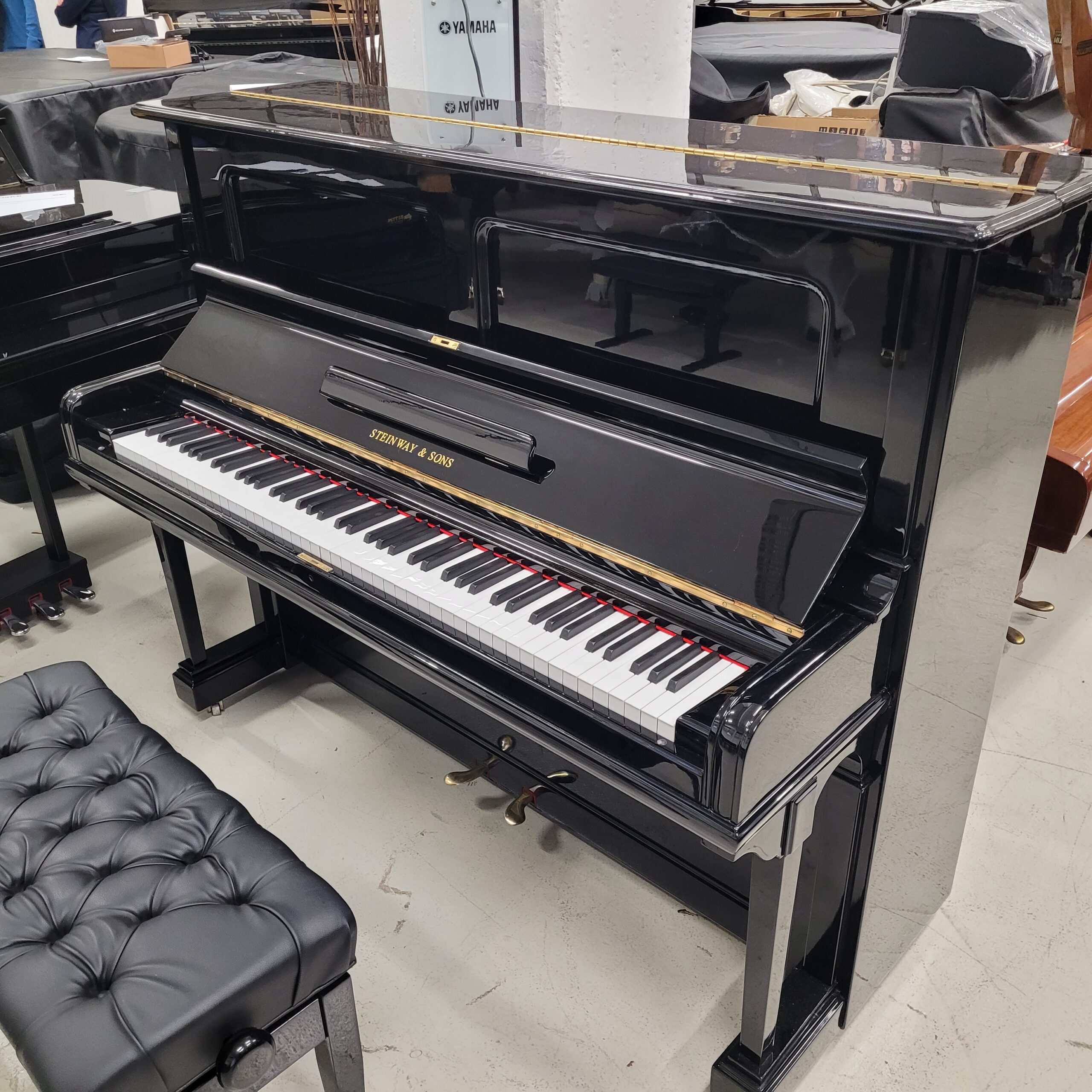 Steinway & Sons V125 pianoforte verticale