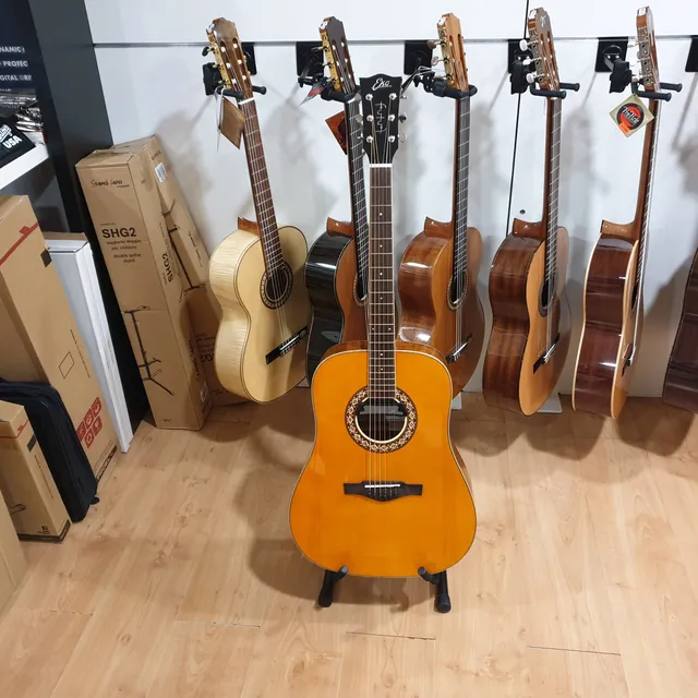 Eko Ranger Futura chitarra acustica abete massello con pickup