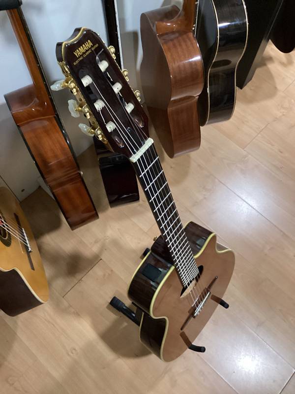 Yamaha APX-10NA chitarra elettroacustica nylon Usato