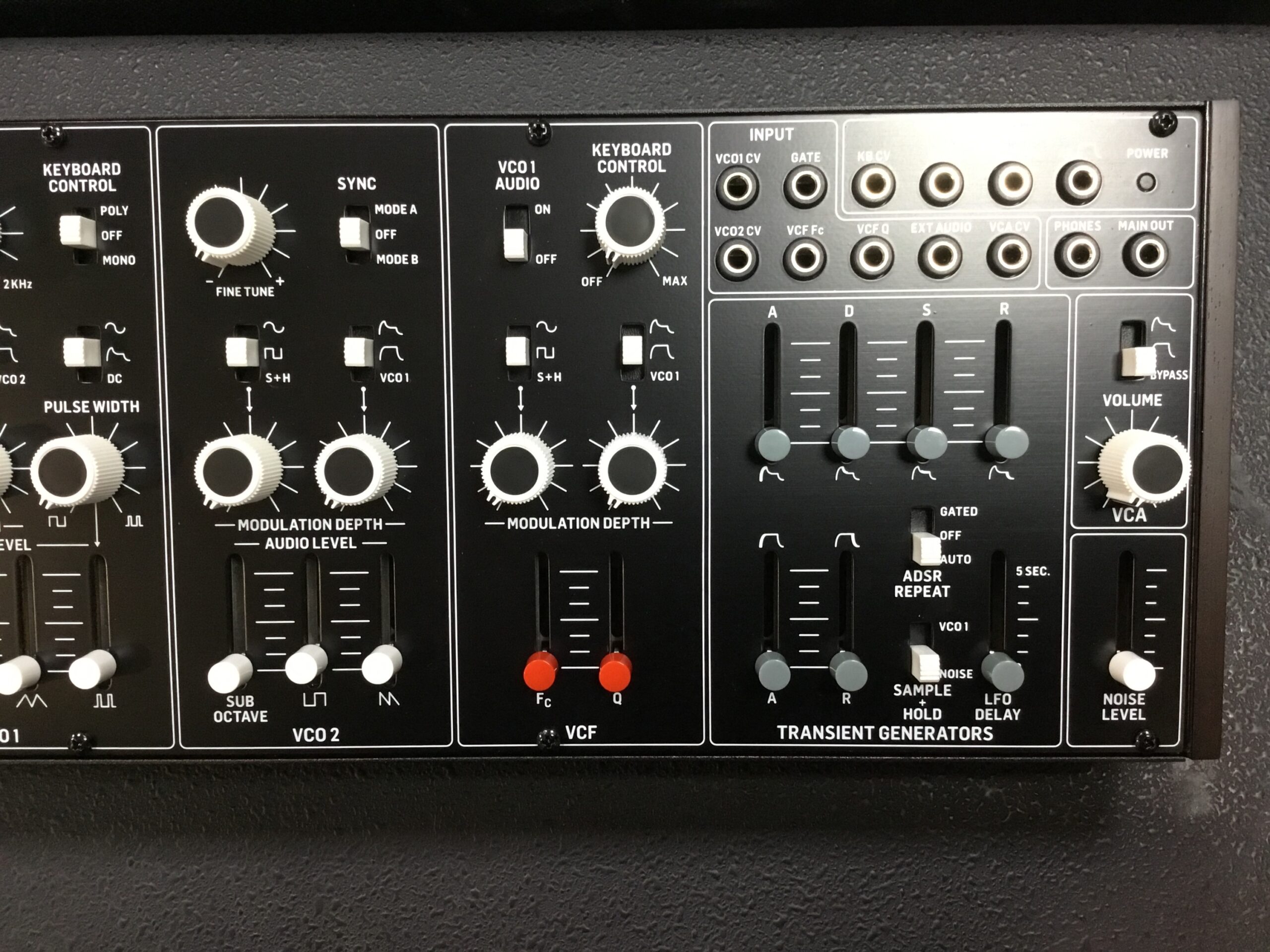 Behringer Cat sintetizzatore analogico duofonico