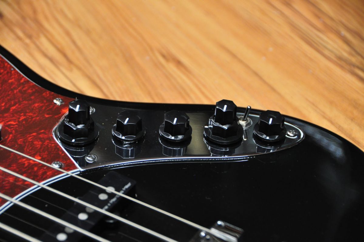 Sire Marcus Miller V7 basso elettrico Alder Black