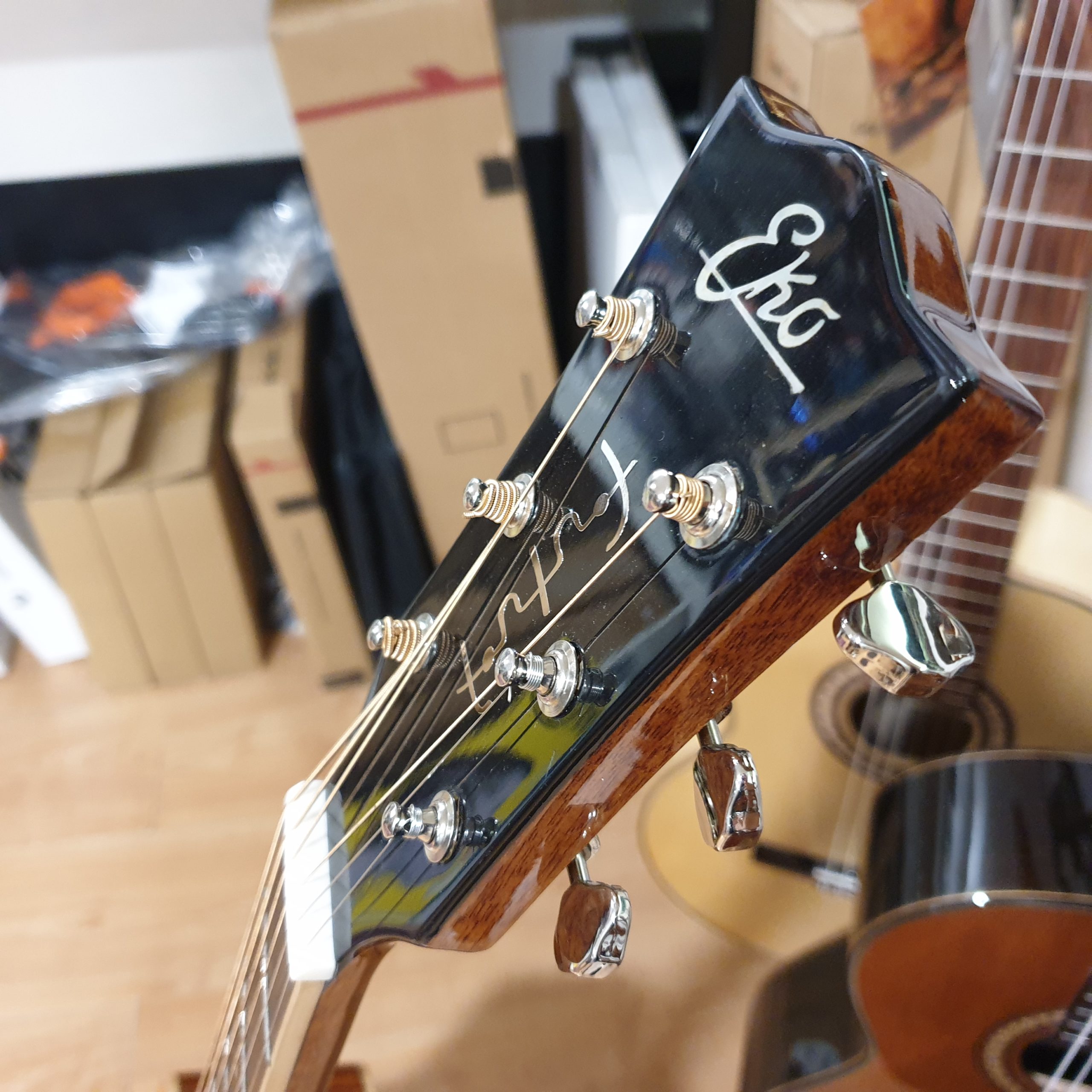 Eko Ranger Futura chitarra acustica abete massello con pickup