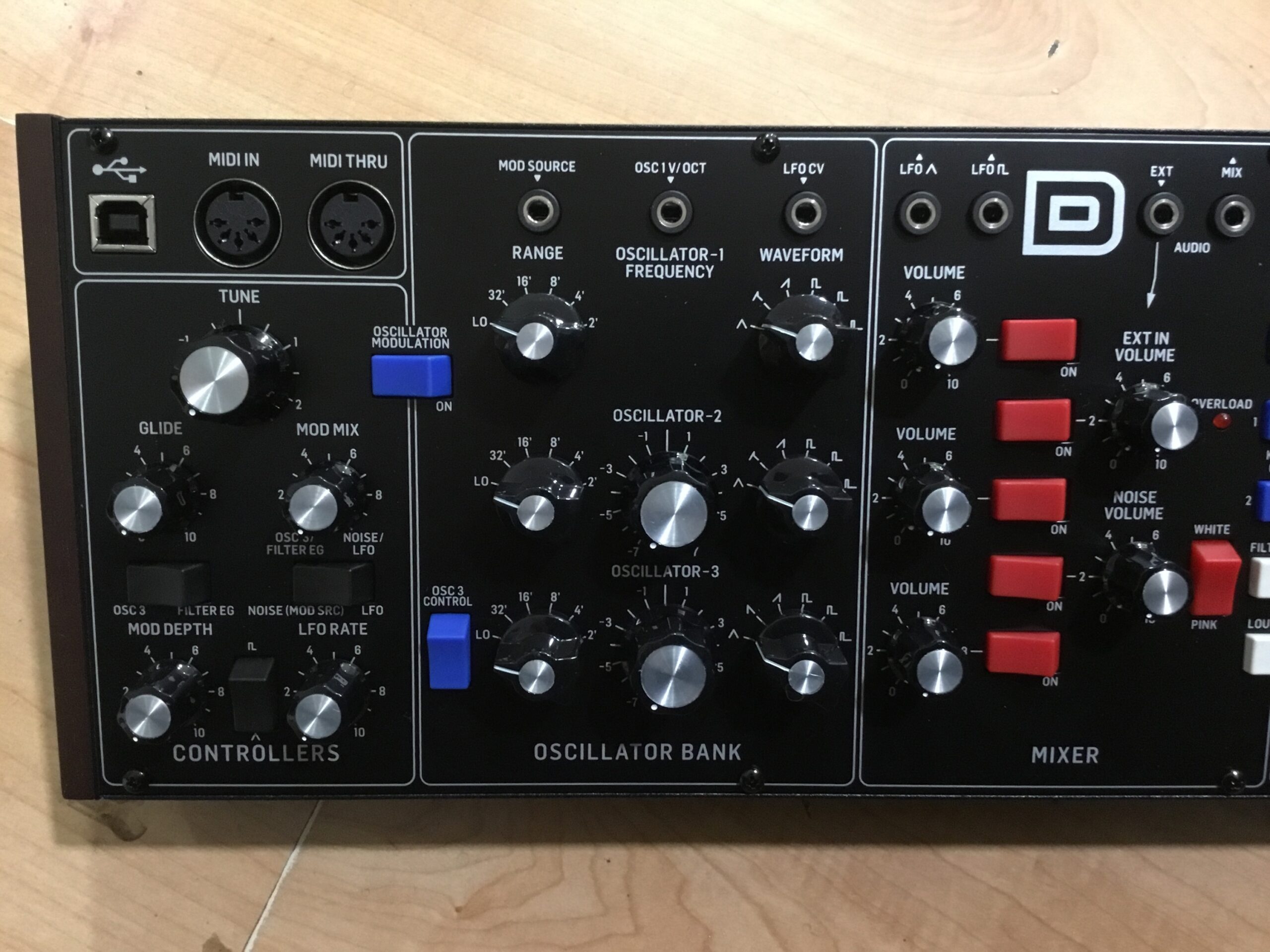 Behringer Model D Sintetizzatore Analogico 3 VCO MIDI
