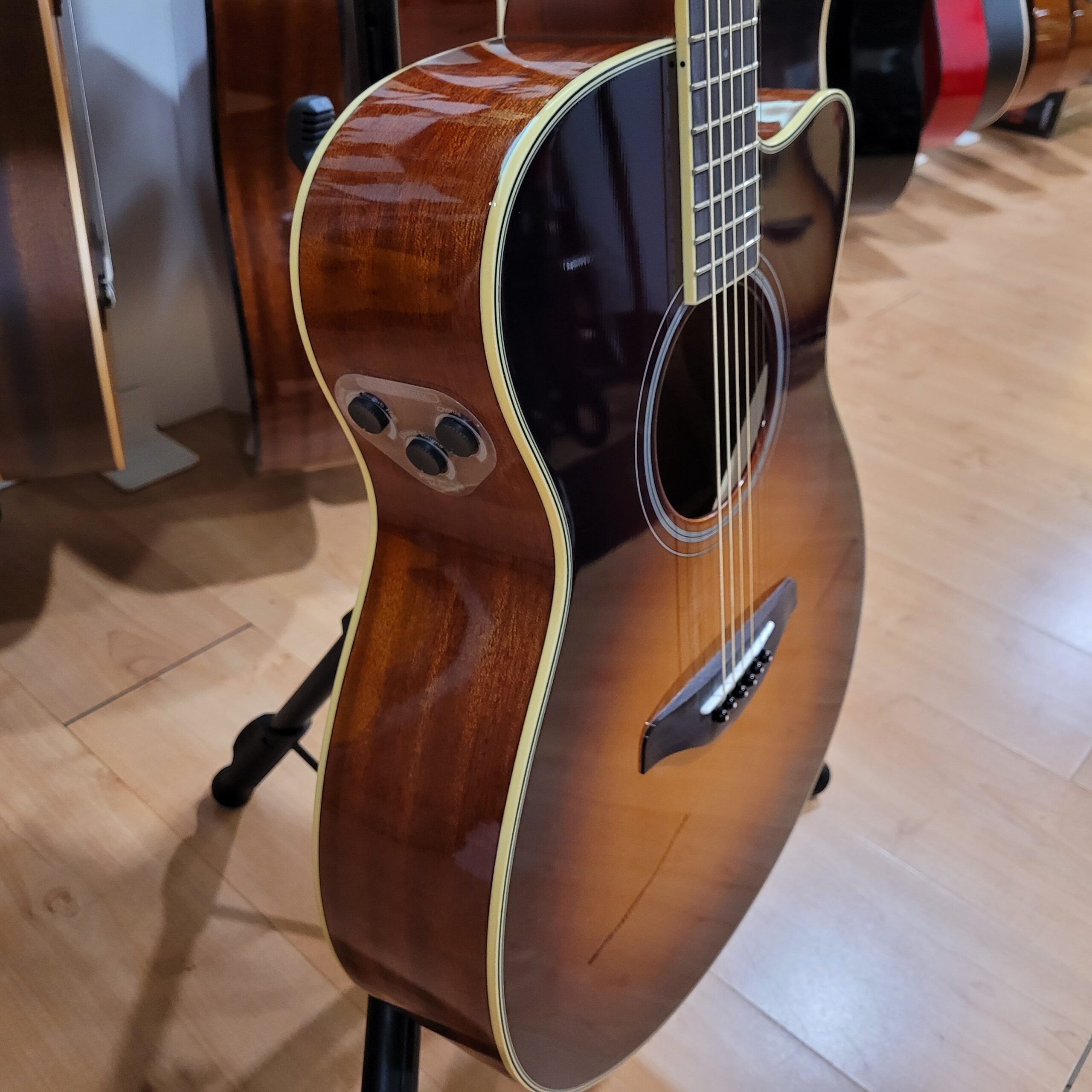 Yamaha FSC-TA Chitarra Folk Brown Sunburst TransAcoustic