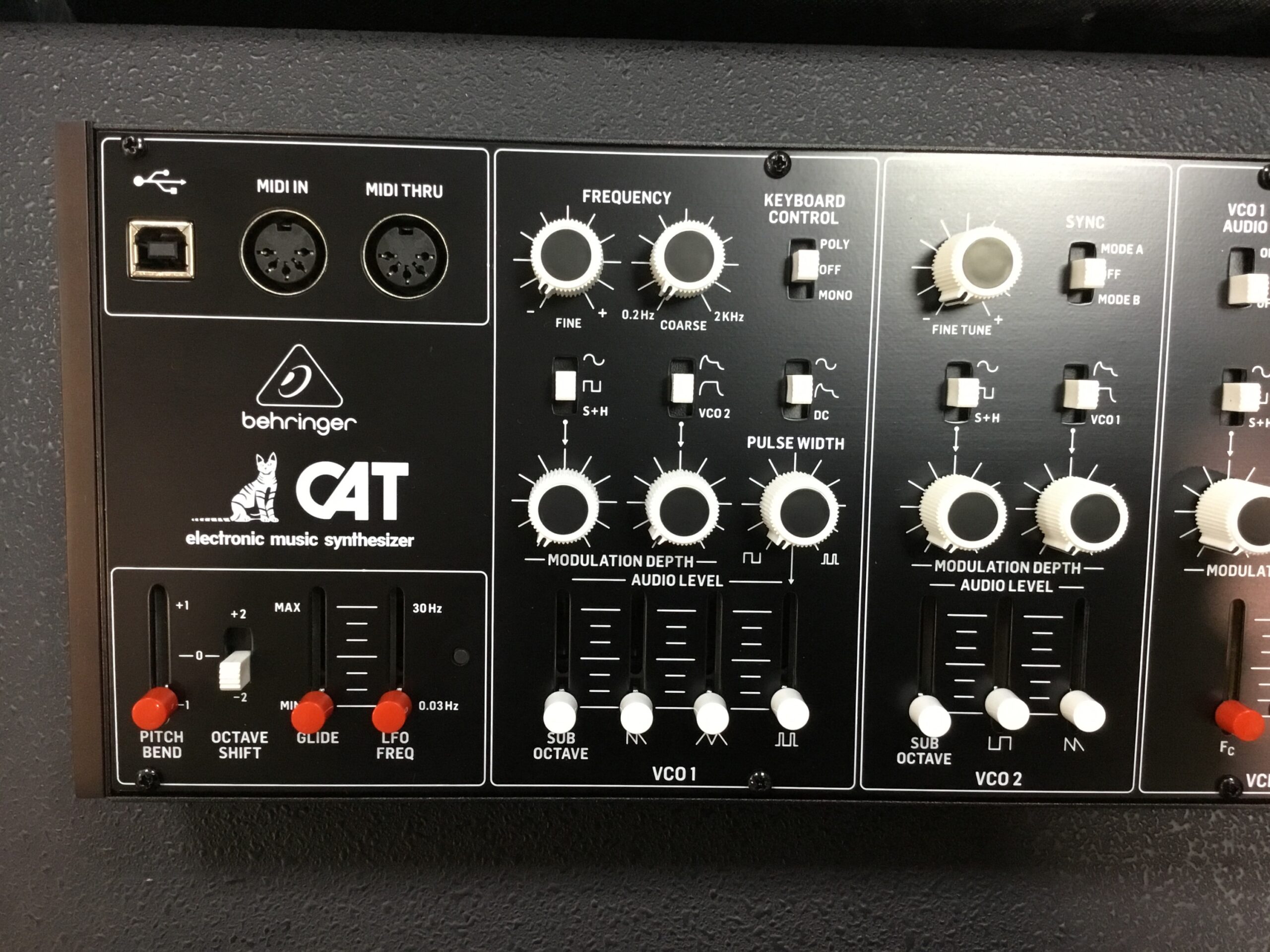 Behringer Cat sintetizzatore analogico duofonico