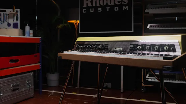 Rhodes Custom Shop MK8 Golden Brown pianoforte elettrico limitato