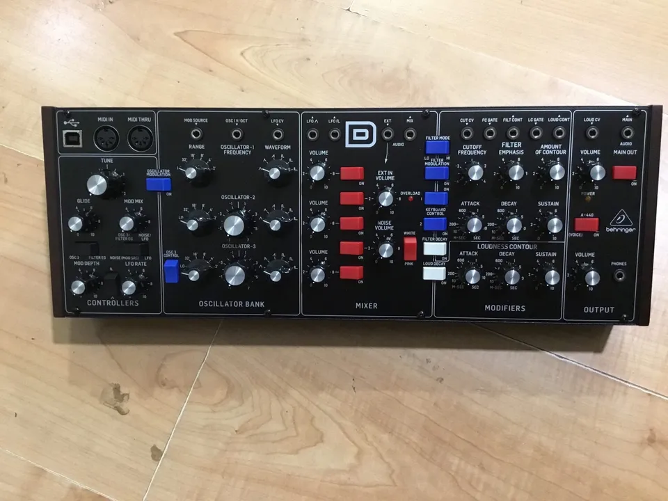 Behringer Model D Sintetizzatore Analogico 3 VCO MIDI