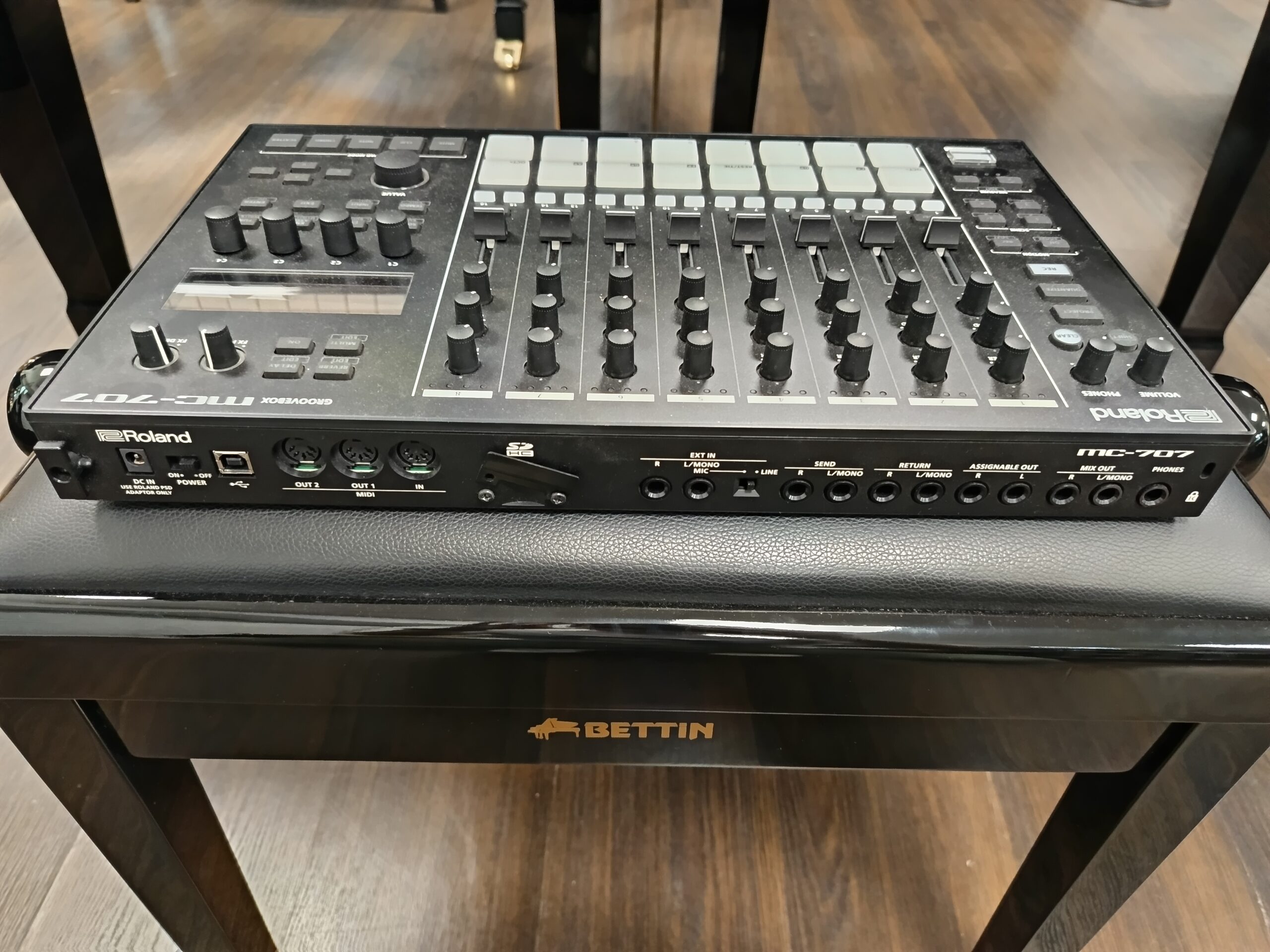 Roland MC-707 groovebox usato ZEN-Core 8 tracce