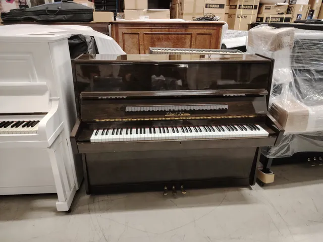Pearl River 110 Pianoforte Verticale Noce Lucido