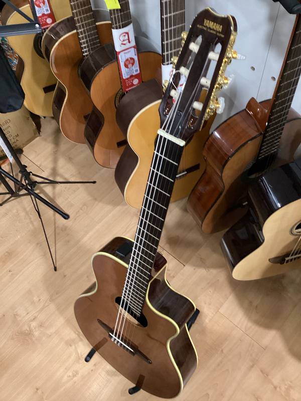Yamaha APX-10NA chitarra elettroacustica nylon Usato