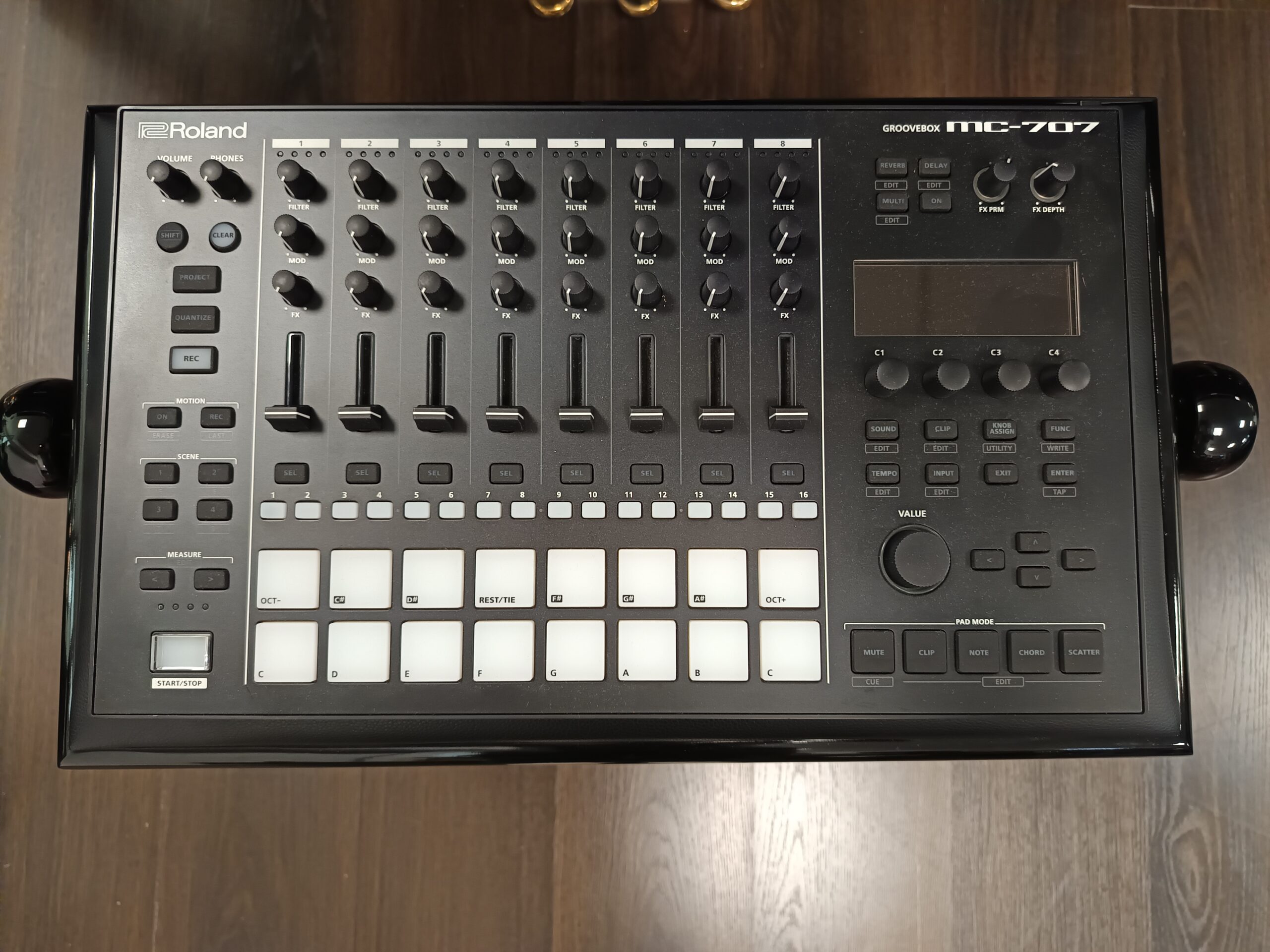 Roland MC-707 groovebox usato ZEN-Core 8 tracce