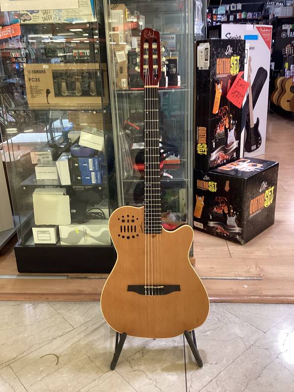 Godin ACS Slim chitarra nylon cedro usato con custodia