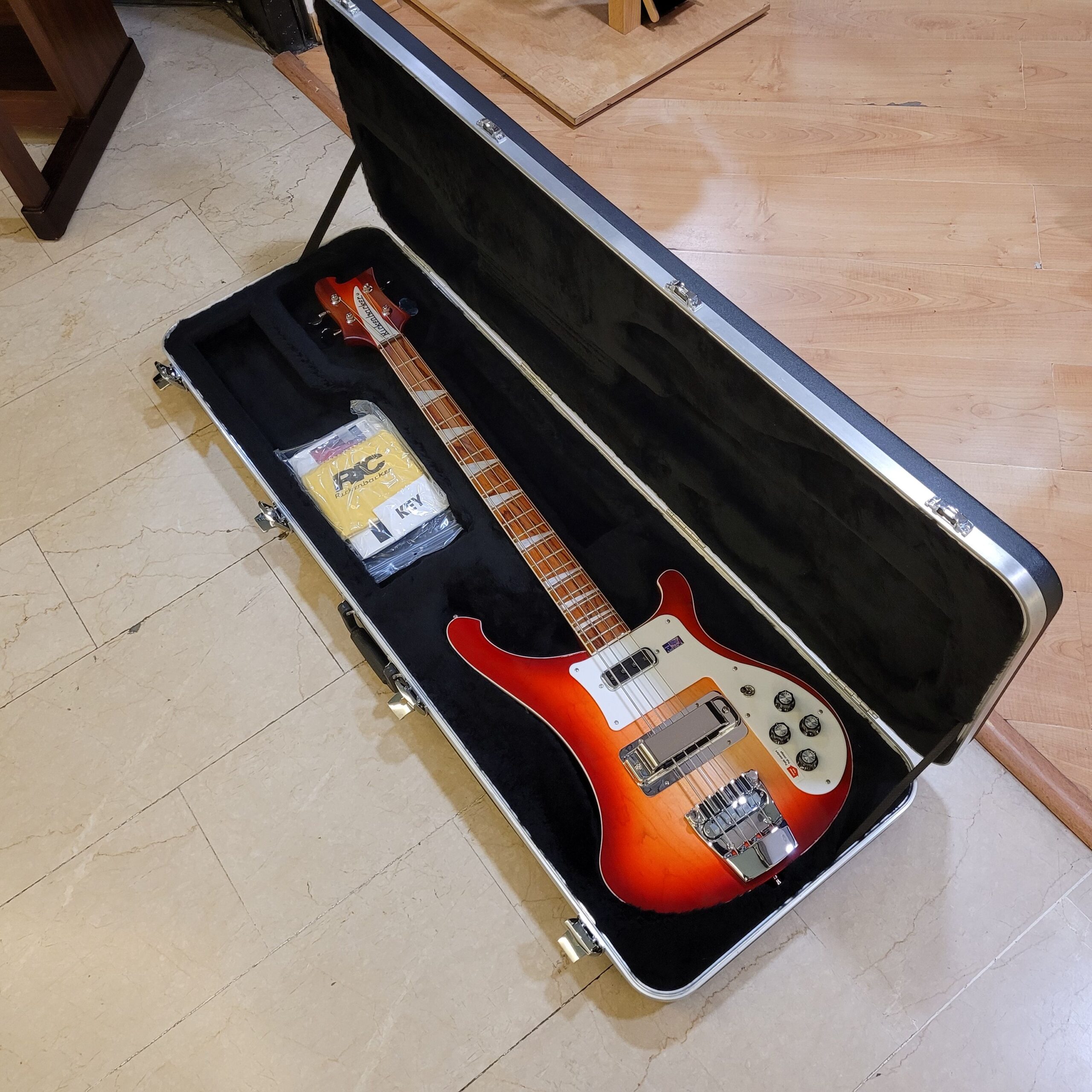 Rickenbacker 4003 basso elettrico solid body acero