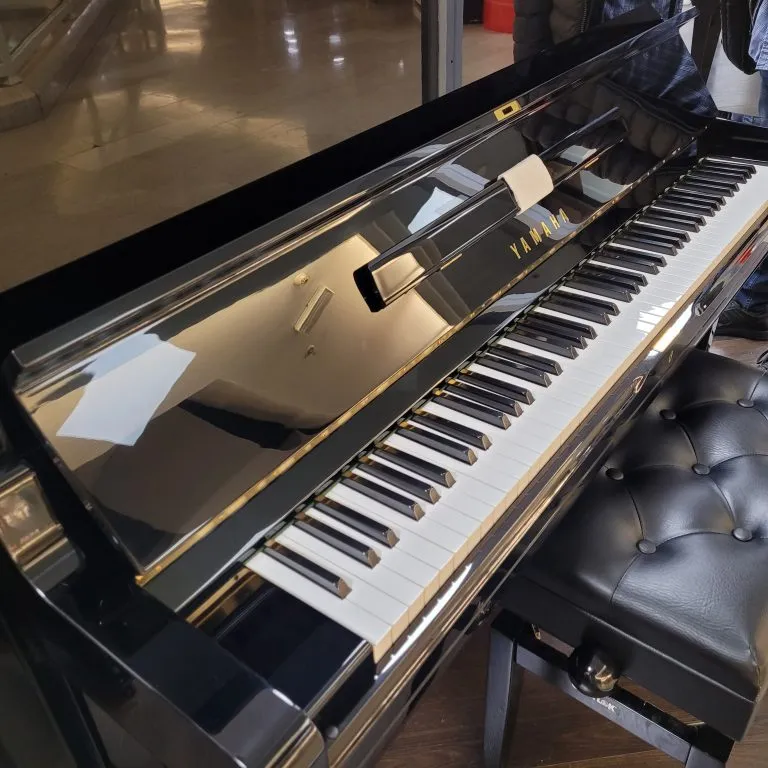 Yamaha U30 pianoforte verticale nero lucido ricondizionato