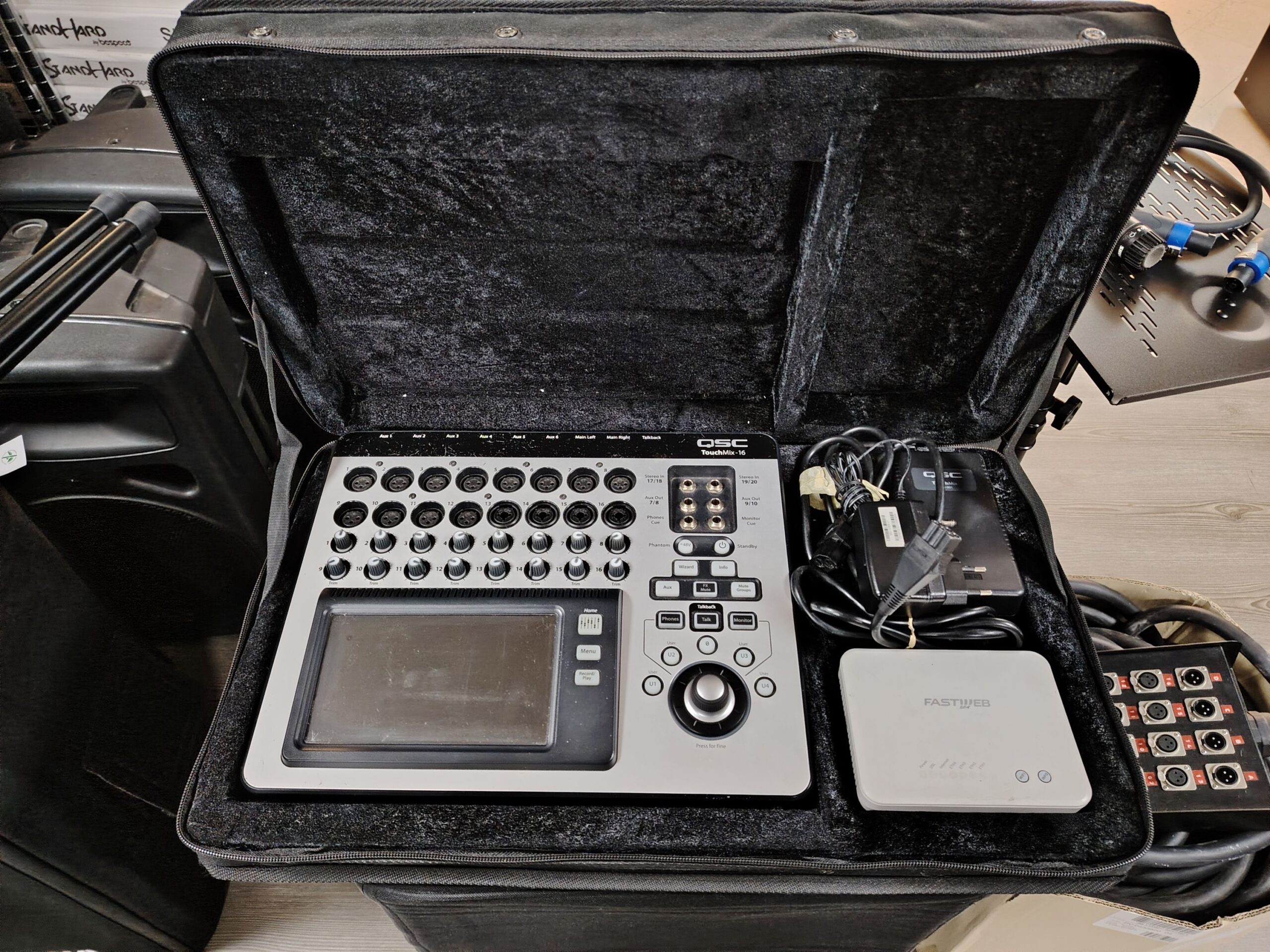 QSC TouchMix 16 mixer digitale 16 canali usato con router