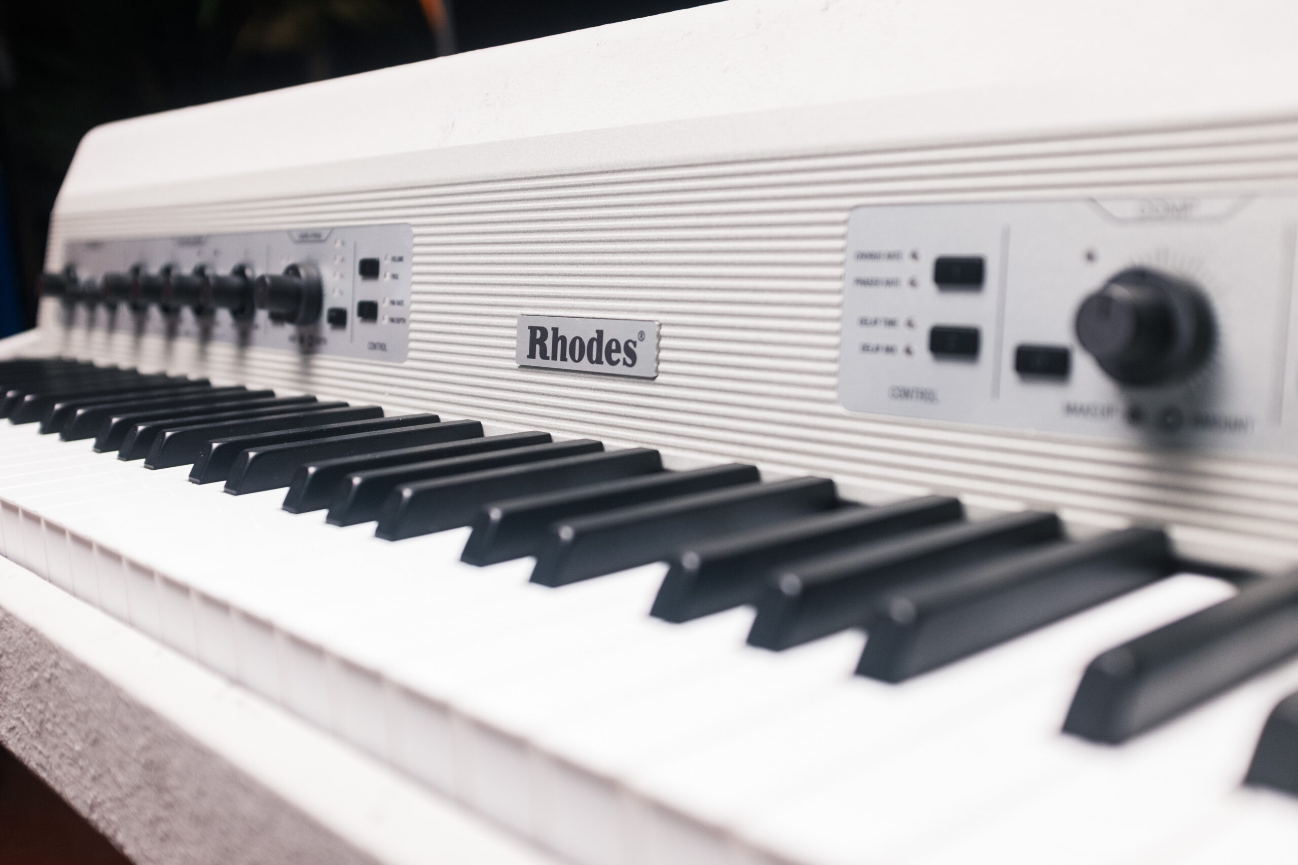 Rhodes Custom Shop Monolith Pianoforte Elettrico MK8 Brutalista