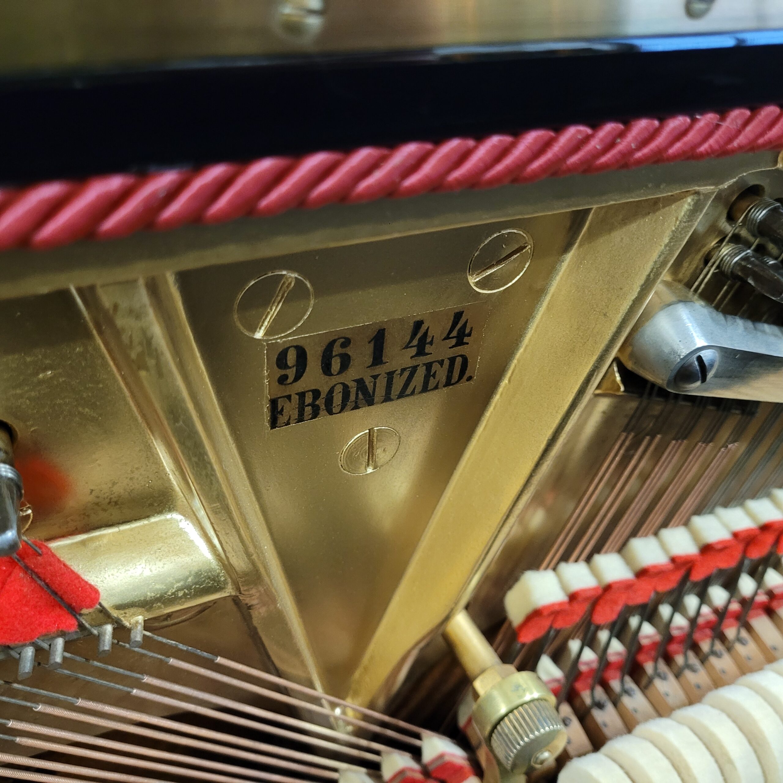 Steinway & Sons V125 pianoforte verticale