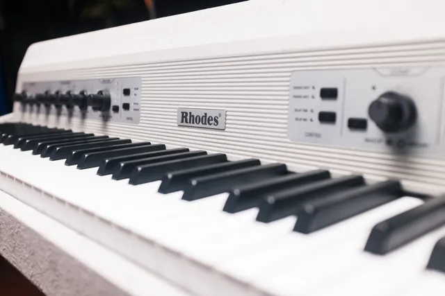 Rhodes Custom Shop Monolith Pianoforte Elettrico MK8 Brutalista