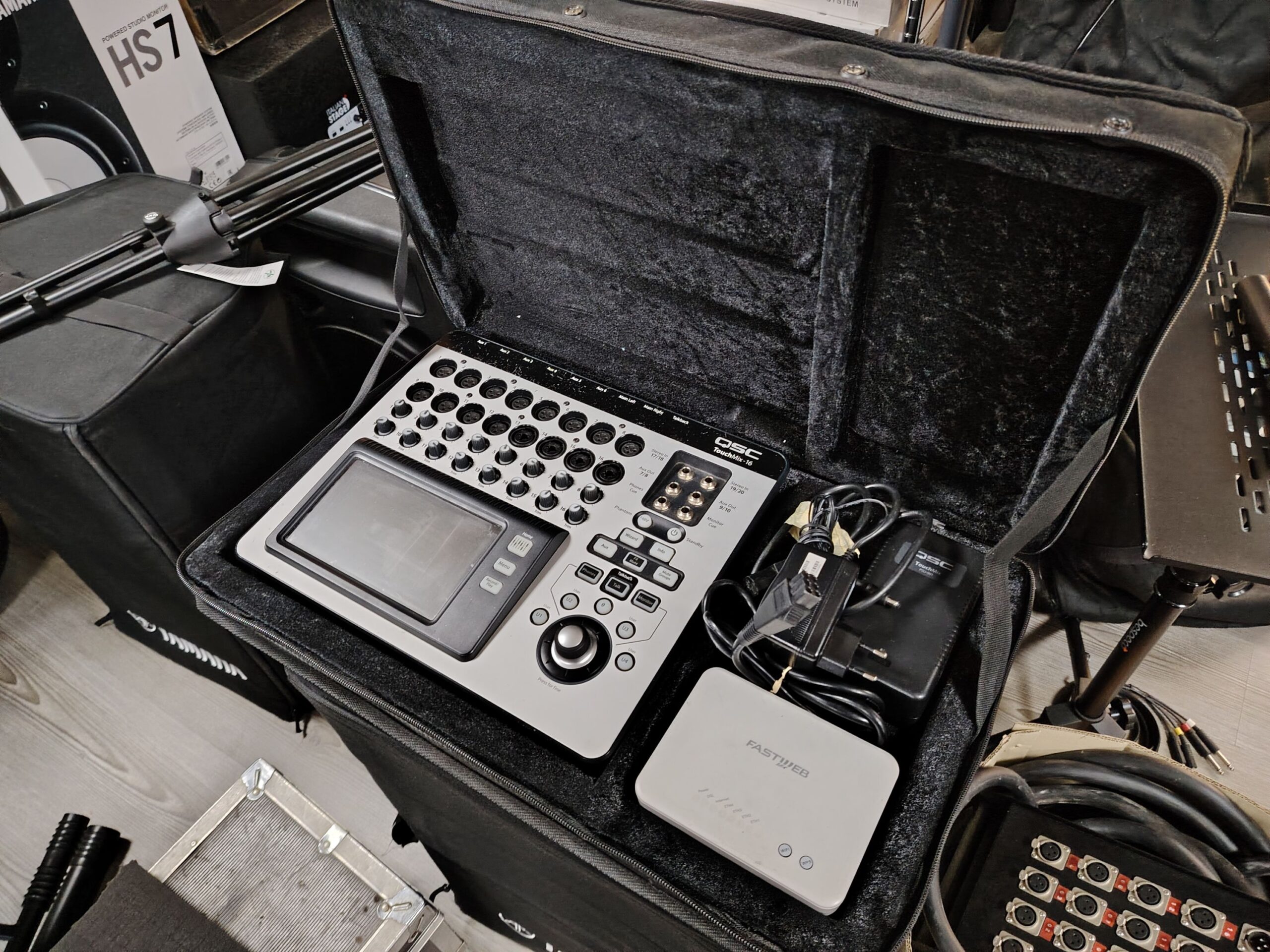 QSC TouchMix 16 mixer digitale 16 canali usato con router