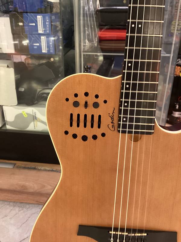 Godin ACS Slim chitarra nylon cedro usato con custodia