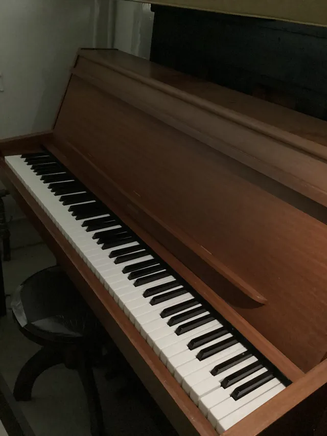 Lindner pianoforte verticale usato ciliegio satinato