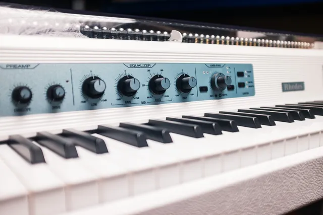 Rhodes Custom Shop Glacial pianoforte elettrico MK8