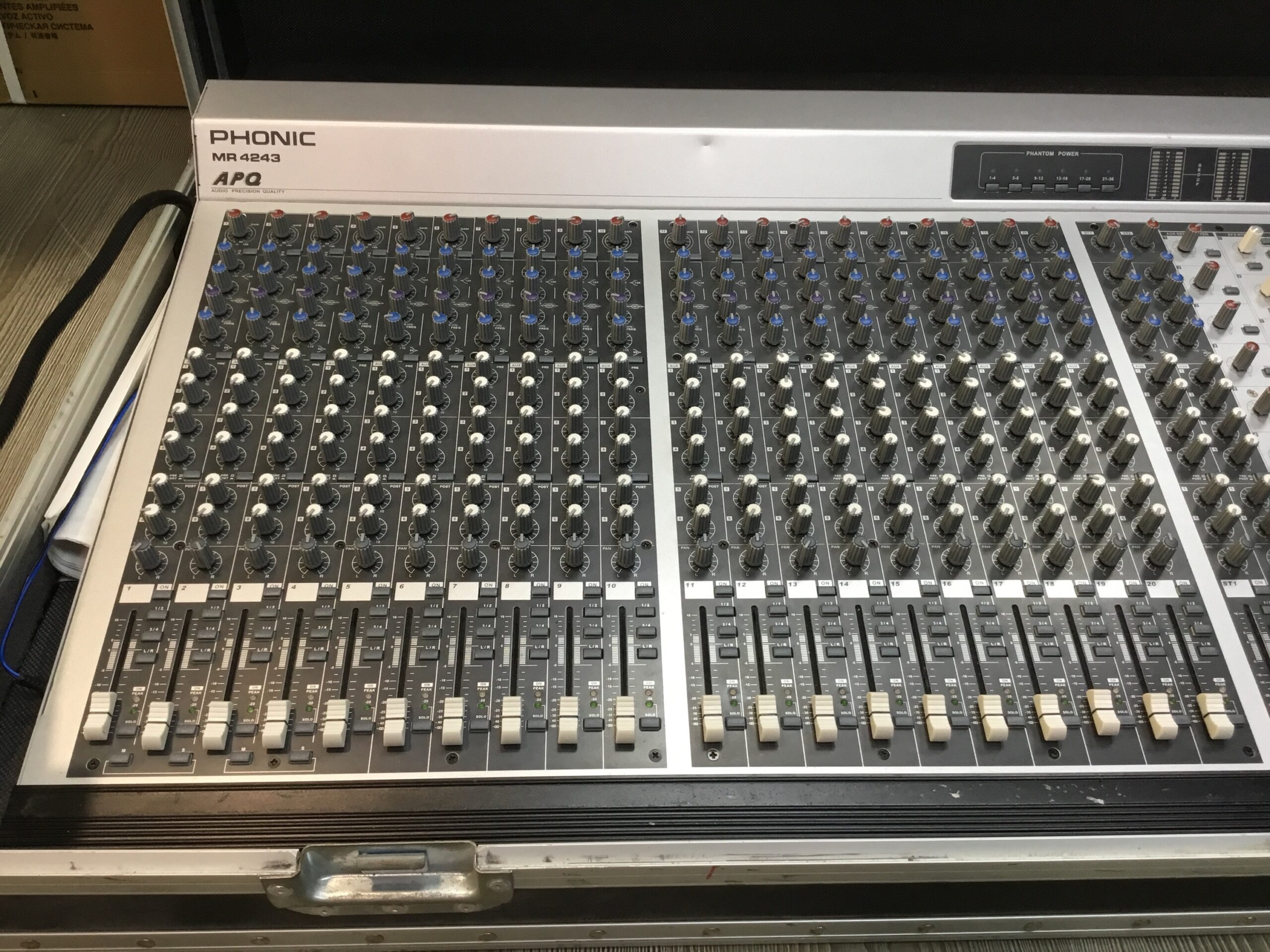 Phonic MR 4243 mixer analogico con flightcase