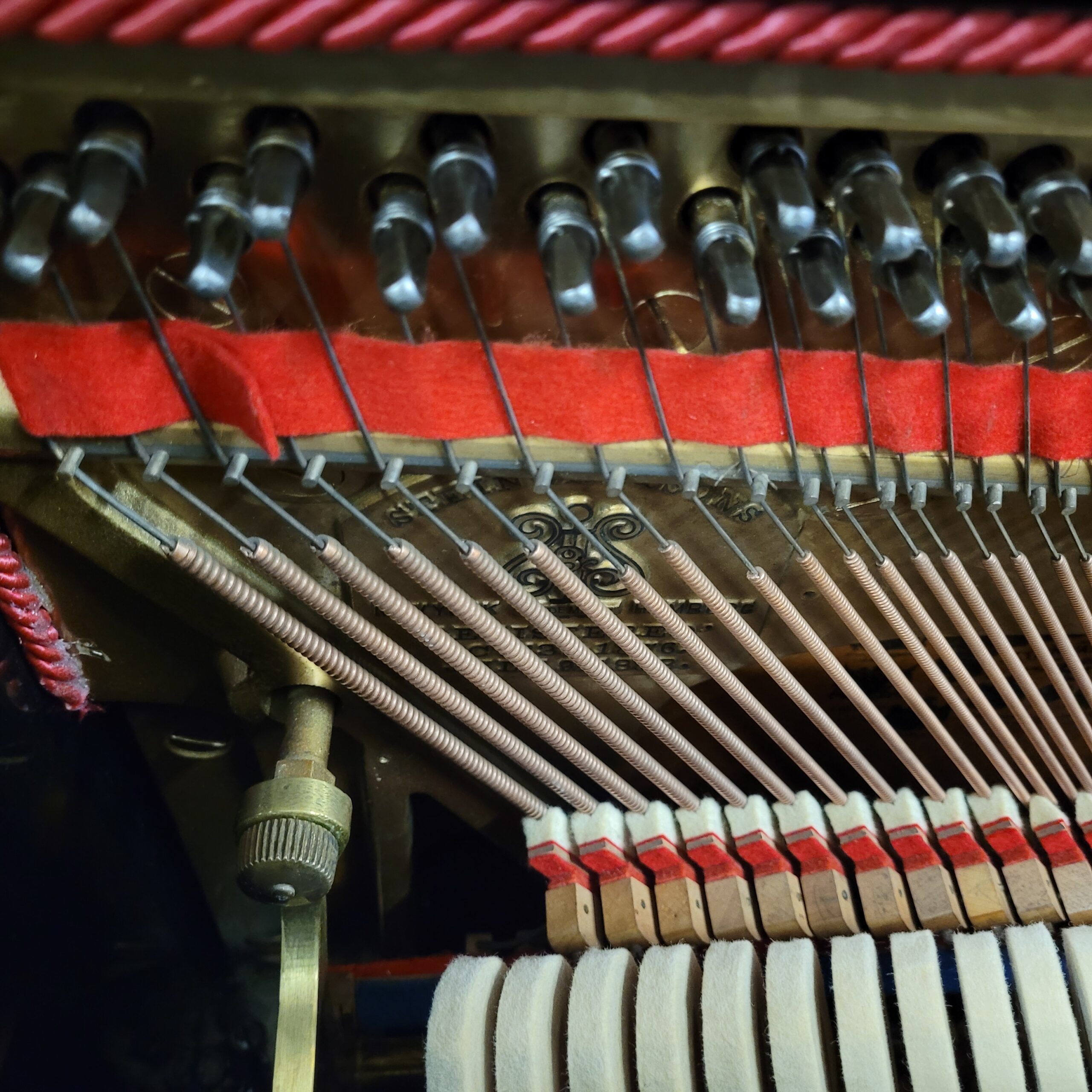 Steinway & Sons V125 pianoforte verticale