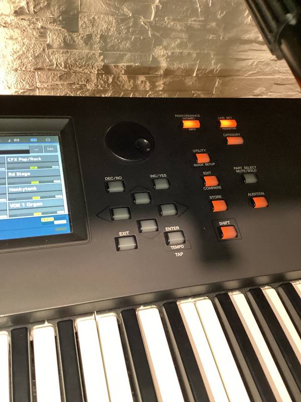 Yamaha MODX7 sintetizzatore 76 tasti usato con motori AWM2 FM-X
